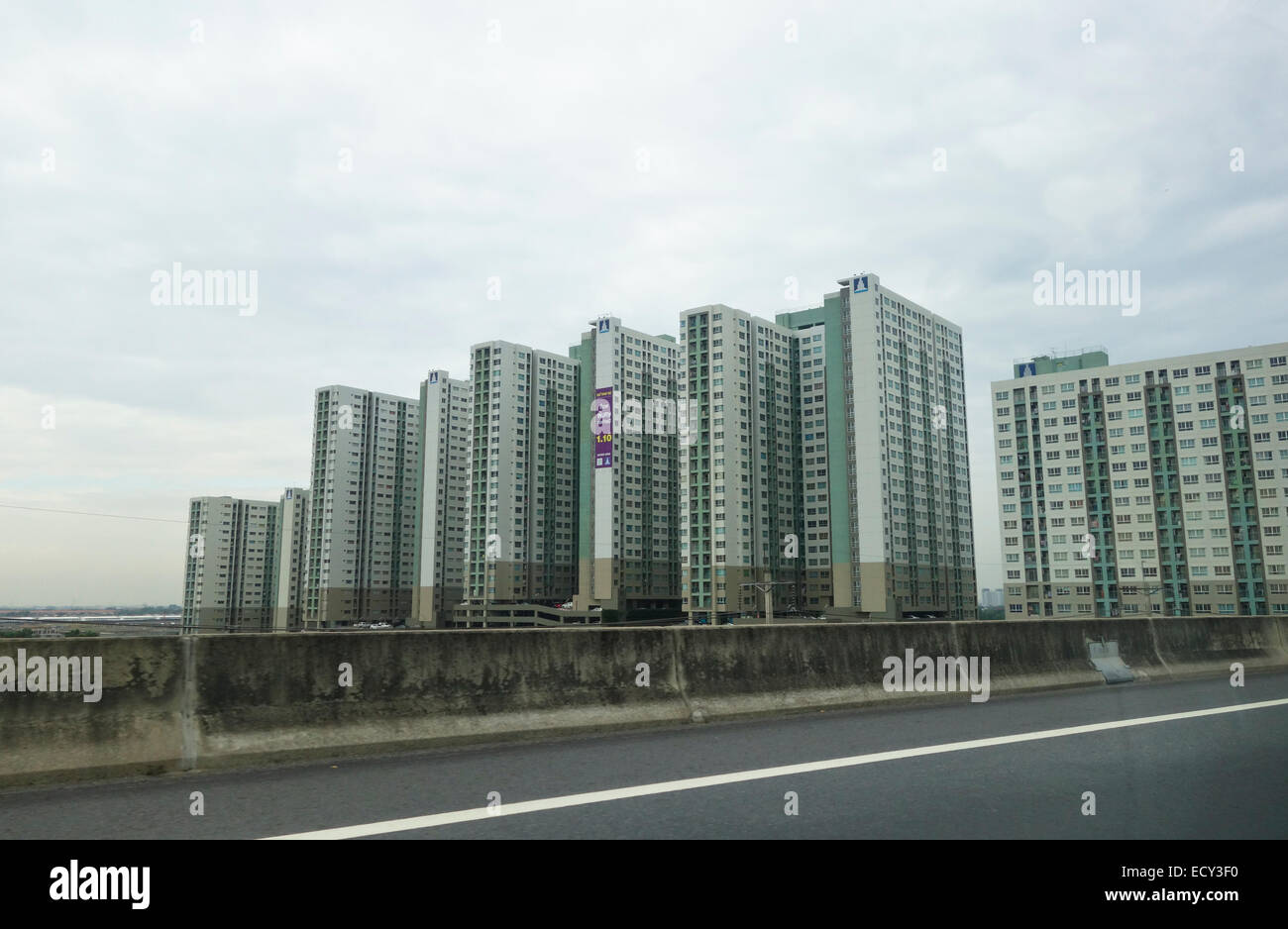 Nuova costruzione di alto-aumento blocchi di appartamenti al di fuori di Bangkok, Thailandia, Sud-est asiatico. Foto Stock