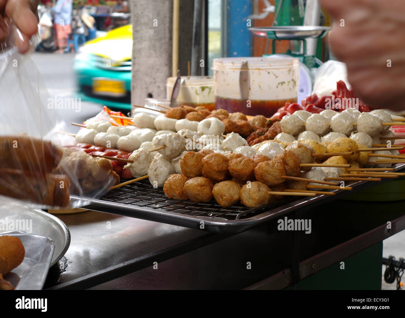 Spiedini di salsiccia, spiedini, kebab, in corrispondenza di una bancarella di strada a Bangkok. Thailandia, Sud-est asiatico. Foto Stock