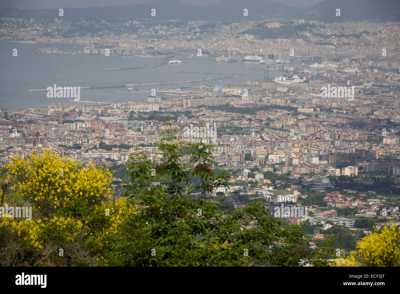 La baia di Napoli (popolazione 3,5m) visto da sud-occidentale di pendici del vulcano Vesuvio la cui ultima eruzione risale al 1945. Foto Stock