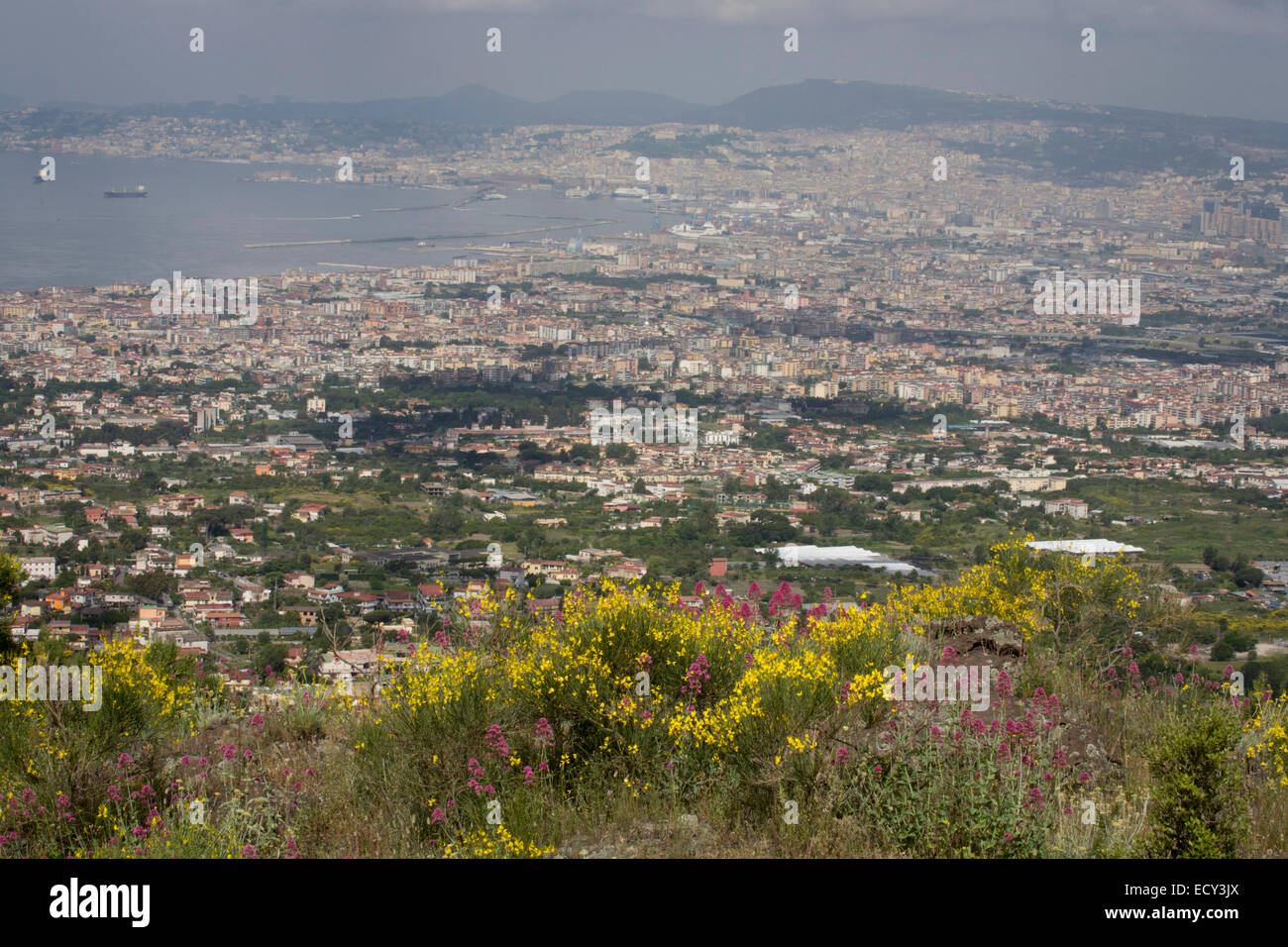 La baia di Napoli (popolazione 3,5m) visto da sud-occidentale di pendici del vulcano Vesuvio la cui ultima eruzione risale al 1944. Foto Stock