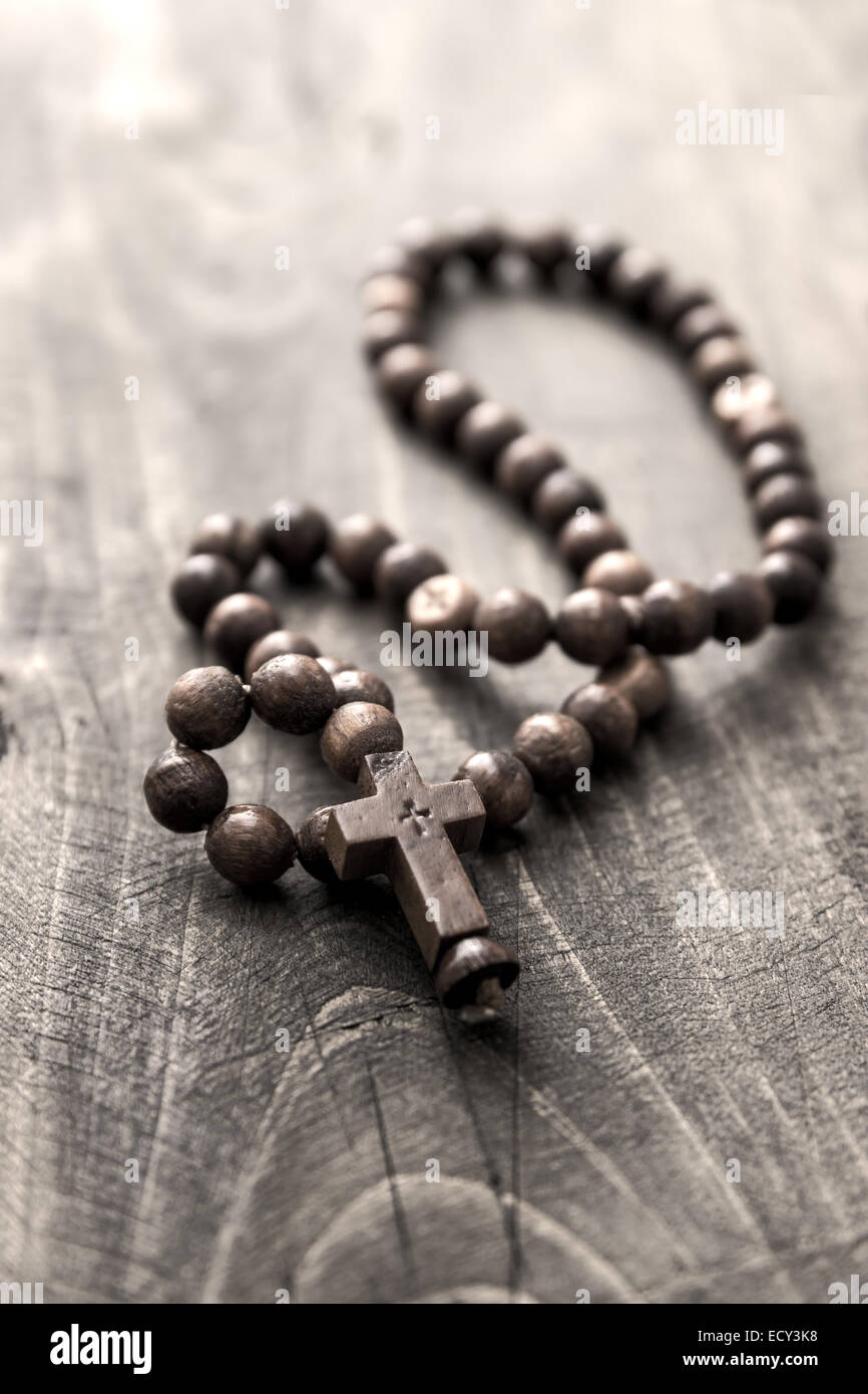 Rosario in legno talloni sul vecchio sfondo di legno Foto Stock