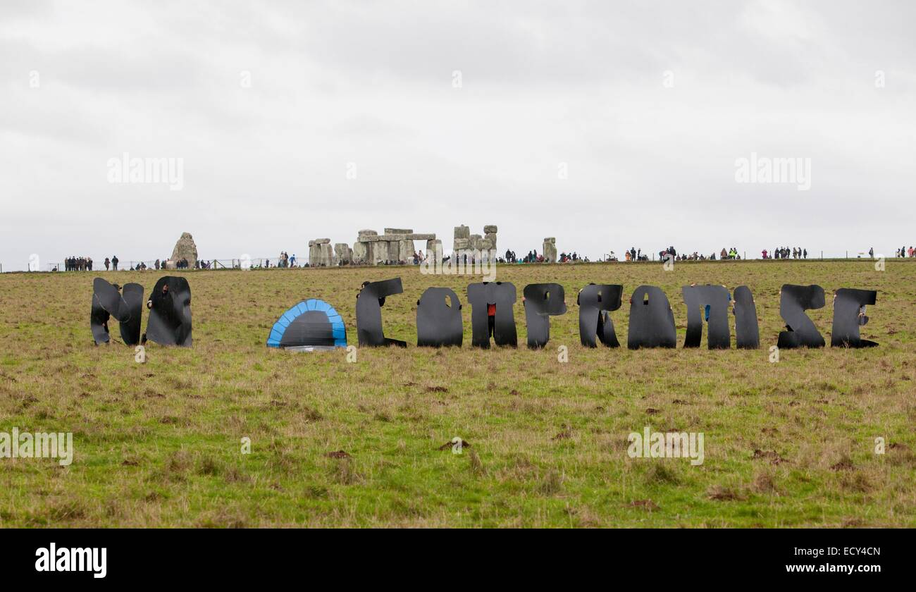 Stonehenge, Wiltshire, Regno Unito. 22 dic 2014. I manifestanti contro il tunnel più corti di dimostrare il mattino del solstizio d'inverno 2014. Il tunnel più corti danneggia la vasta Mesolitico archeaology che è stato recentemente scoperto nel sito. La rapida crescita del movimento per salvare Stonehenge Sito Patrimonio Mondiale (WHS) da danneggiare le proposte su strada diventa globale. Opposizione al governo del Regno Unito intende ampliare la A303 con 2.9km tunnel vicino alle pietre è guidato dall'alleanza di Stonehenge (2). La petizione globale viene lanciato attraverso il cambiamento. Credito: Adrian arbib/Alamy Live Foto Stock