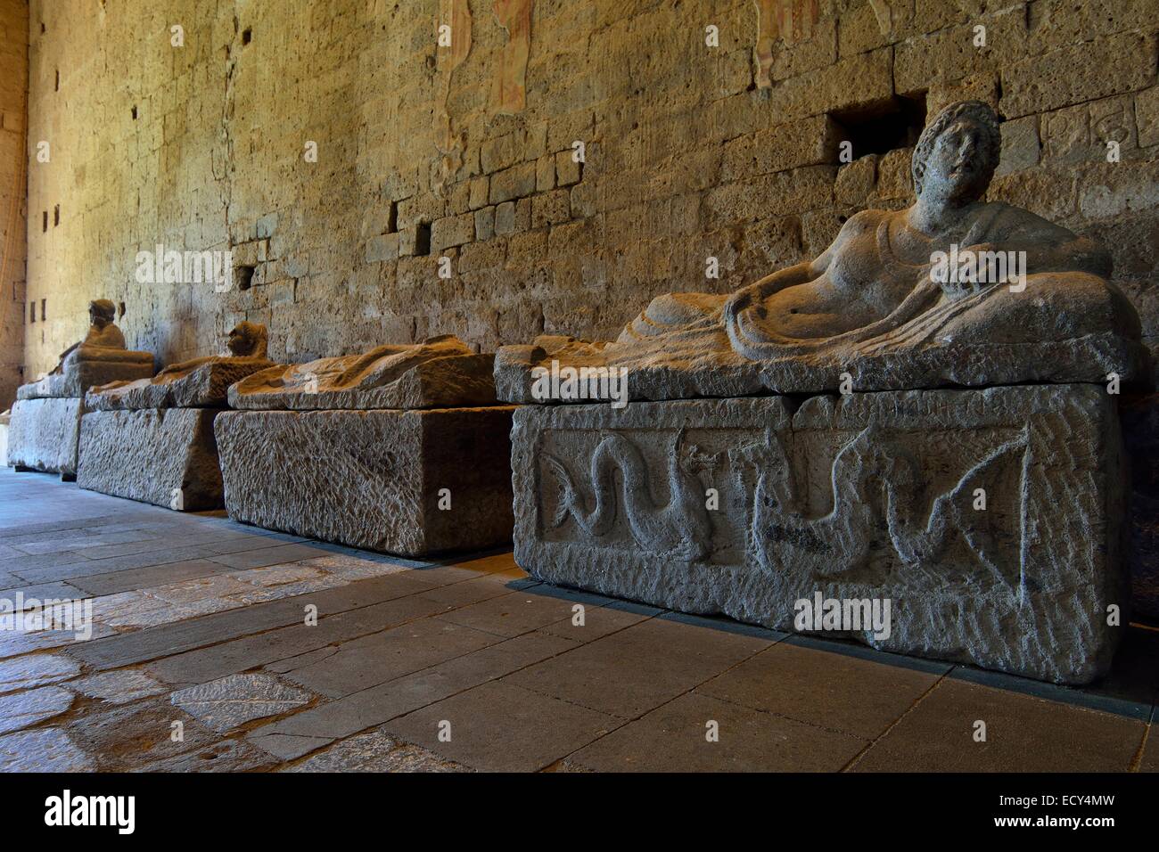 Sarcofagi etruschi nella Basilica di San Pietro, Tuscania, provincia di Viterbo, Lazio, Italia Foto Stock