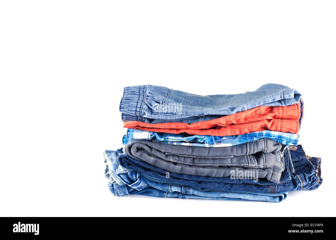 Pila di jeans isolato su sfondo bianco. Foto Stock