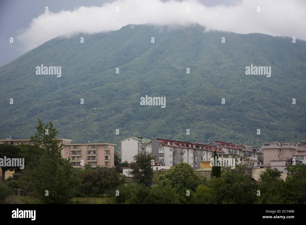 Alloggiamento locale sotto le pendici del vulcano Vesuvio la cui ultima eruzione risale al 1944. Foto Stock