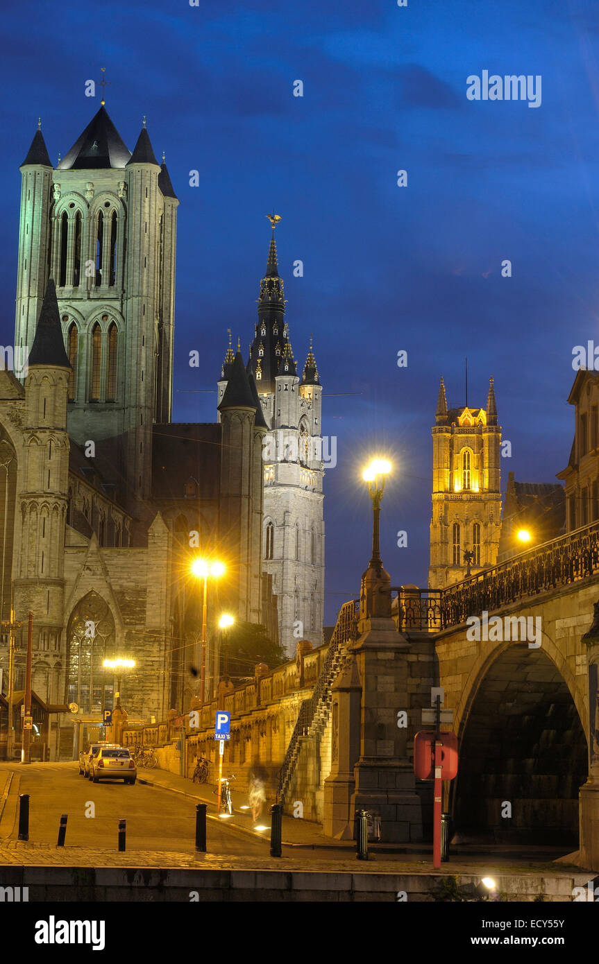 Chiesa di San Nicola e Lakenhalle da St. Michael's bridge al tramonto, Gand, Fiandre, in Belgio, Europa Foto Stock