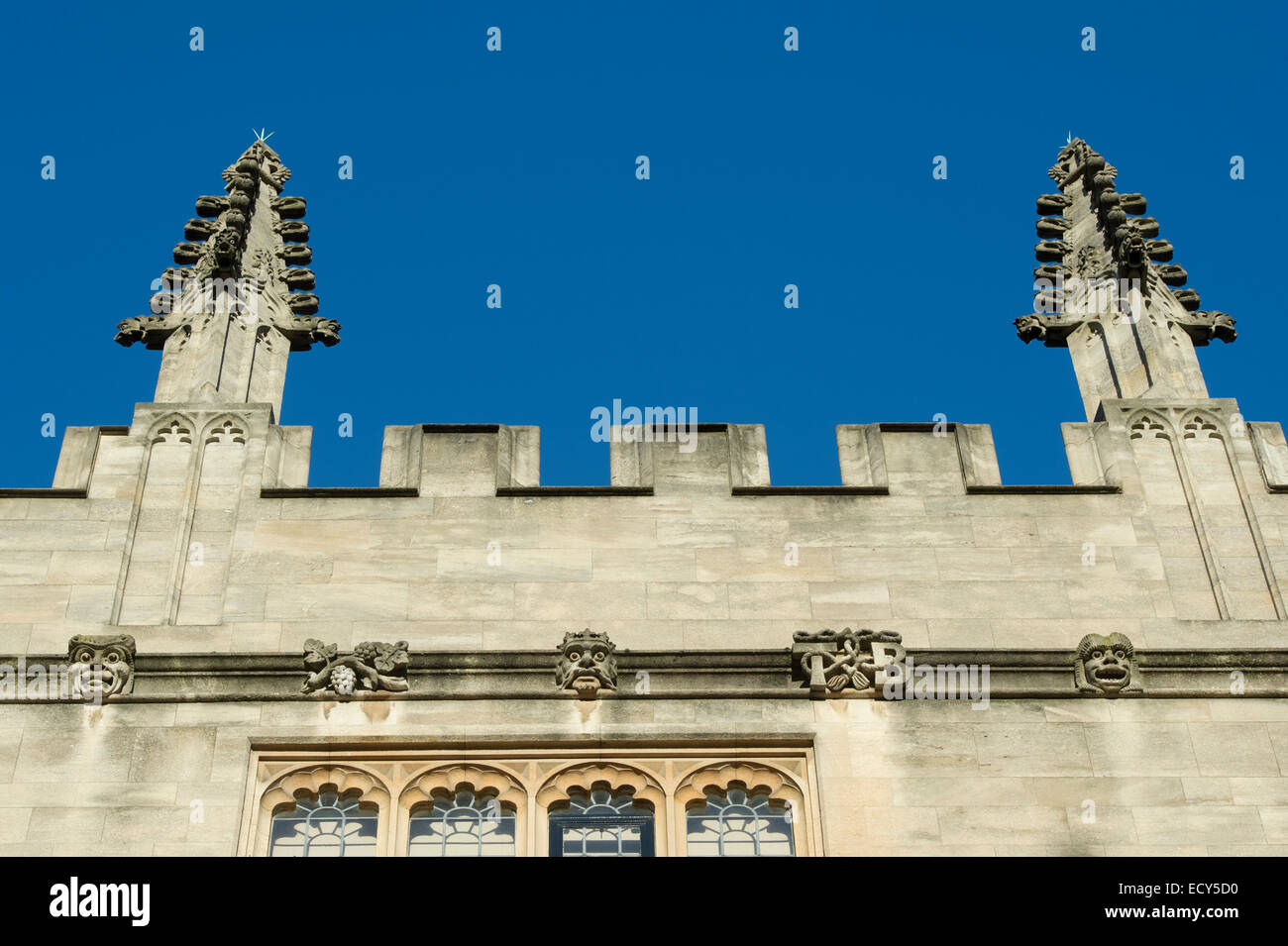 Edificio di architettura e sculture in pietra nelle scuole un quadrangolo biblioteca Bodleian Library di Oxford, Inghilterra Foto Stock