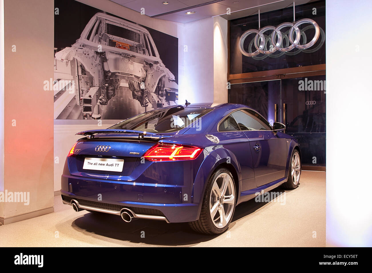 Nuovo 2014 Audi TT in London Showroom Foto Stock