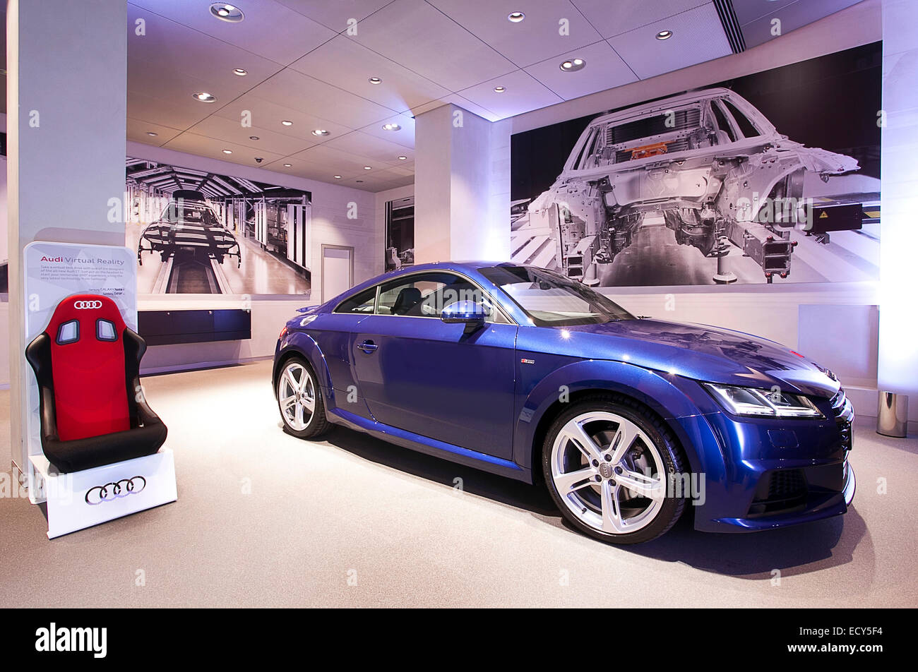 Nuovo 2014 Audi TT Digital Display Driver. Samsung esperienza di guida virtuale Foto Stock