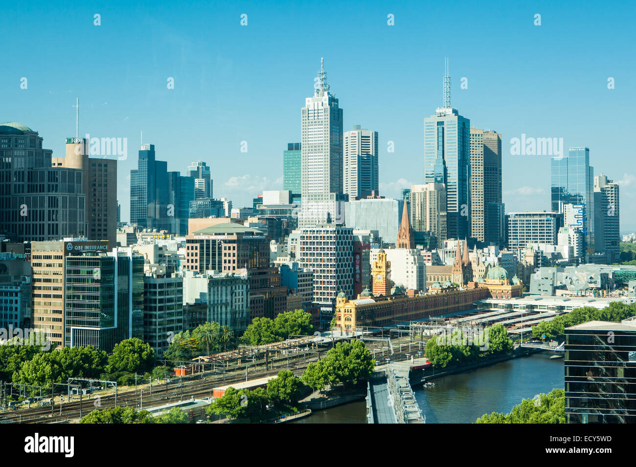 Melbourne, Australia - 29 novembre - Melbourne il famoso skyline da Southbank verso Flnders stazione St il 29 novembre 2014. Foto Stock