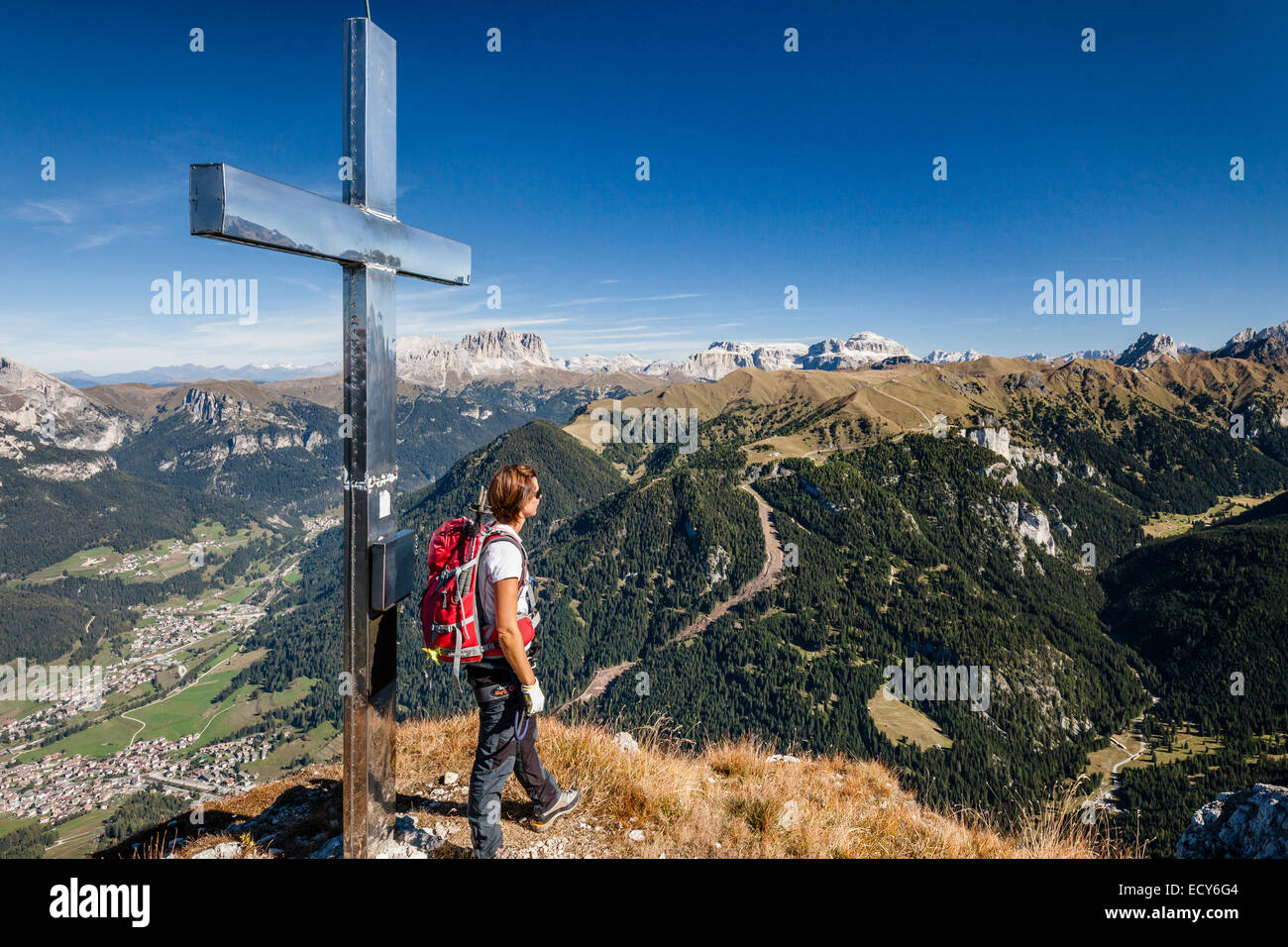 Alpinista sul vertice della Cima Dodici, Sas da le Doudesh in Val San Nicolò di Fassa, nel retro del Sassolungo e Foto Stock