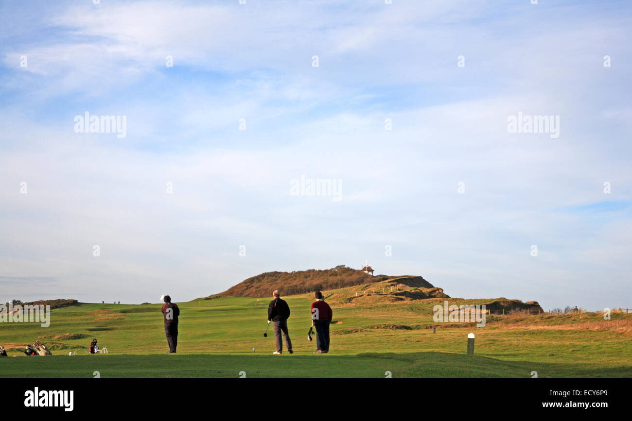 Una vista di golfisti su Sheringham campo da golf della costa del Norfolk, Inghilterra, Regno Unito. Foto Stock