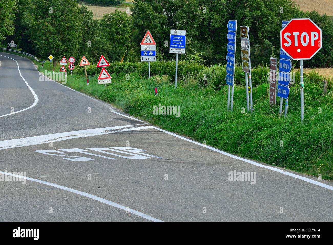 Foresta di segni del traffico in corrispondenza di un incrocio in Val d&#39;La Val d'Orcia, Val d&#39;Orcia, provincia di Siena, Toscana, Italia Foto Stock