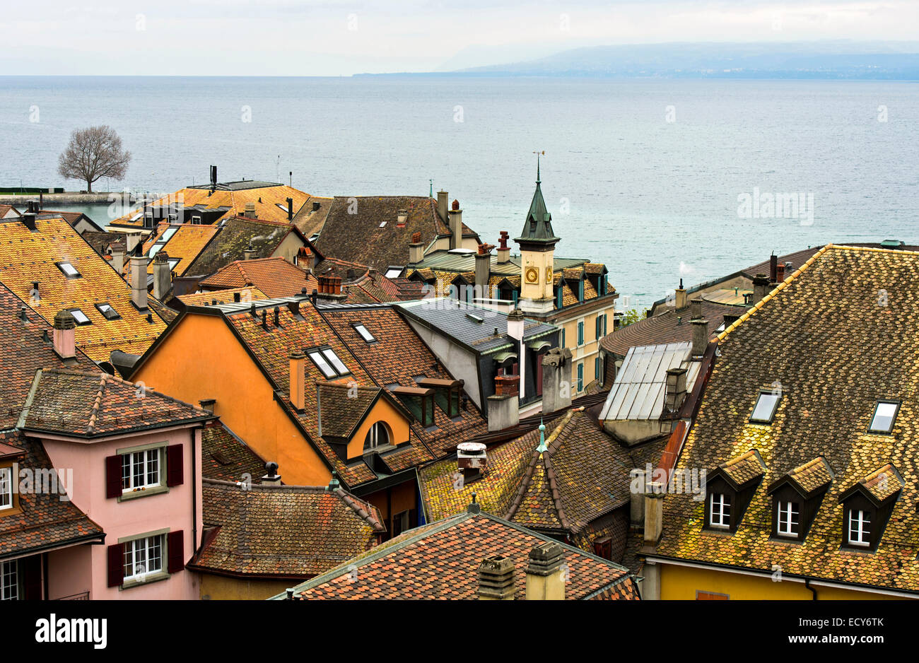 Vista dal castello sopra i tetti di Nyon del Lago di Ginevra, Nyon, Canton Vaud, Svizzera Foto Stock