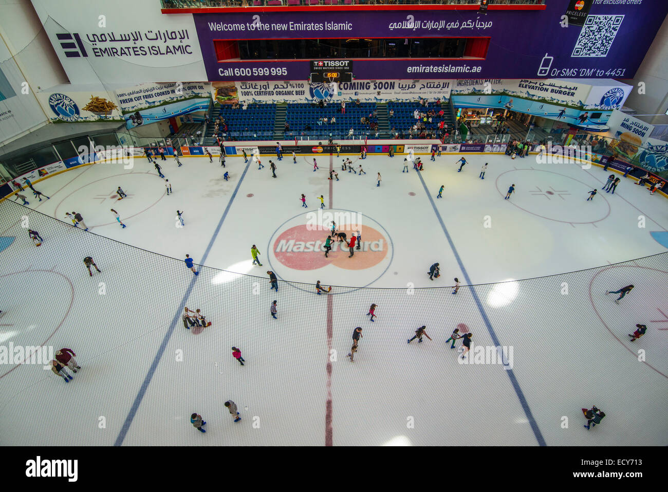 Pattinaggio sul ghiaccio ad anello nel centro commerciale di Dubai, Dubai, Emirati Arabi Uniti Foto Stock