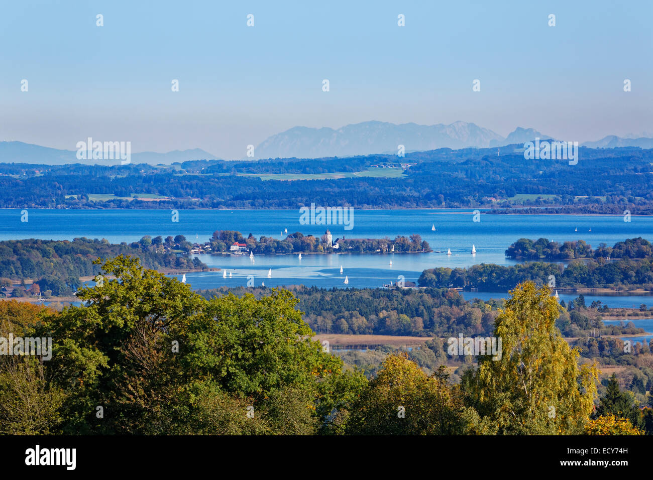 Il lago di Chiemsee con isola di Fraueninsel, vista da Ratzinger Höhe, Chiemgau, pedemontana, Alta Baviera, Baviera, Germania Foto Stock