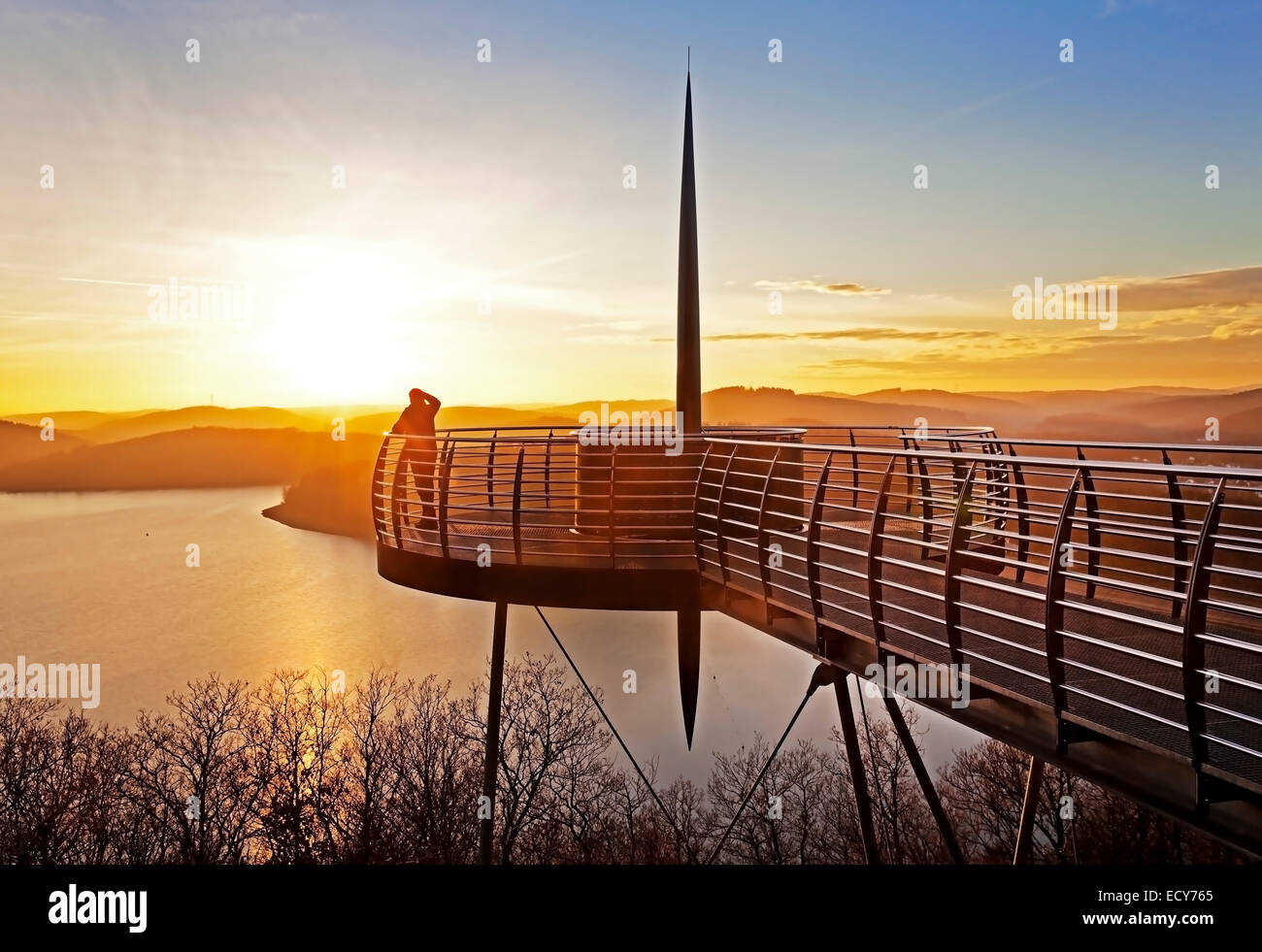 Piattaforma di Osservazione Biggeblick con una persona al tramonto, Biggesee reservoir, Attendorn, Sauerland, Nord Reno-Westfalia, Germania Foto Stock