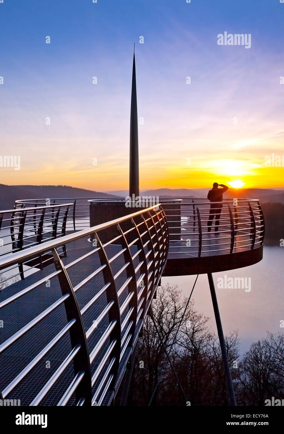 Piattaforma di Osservazione Biggeblick con una persona al tramonto, Biggesee reservoir, Attendorn, Sauerland, Nord Reno-Westfalia, Germania Foto Stock