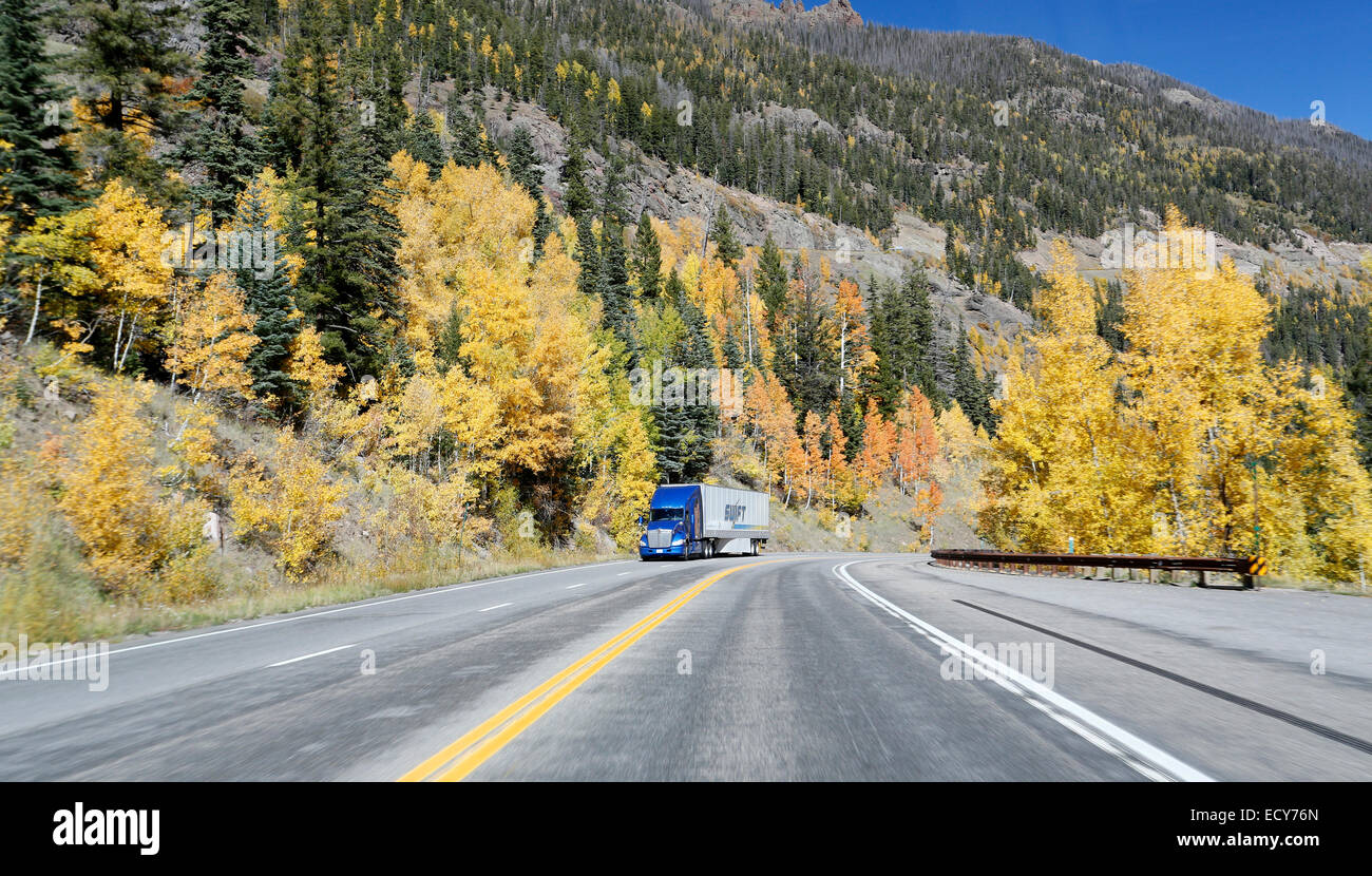 Carrello su Wolf Creek Pass, US 160 road, Colorado, Stati Uniti Foto Stock