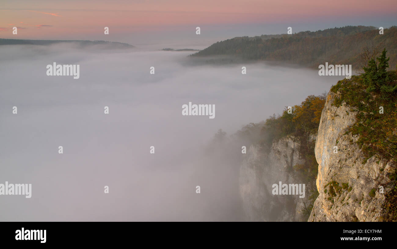Atmosfera di nebbia nella parte superiore della valle del Danubio vista dal Eichfelsen lookout point, Danubio superiore Natura Park, Giura Svevo Foto Stock
