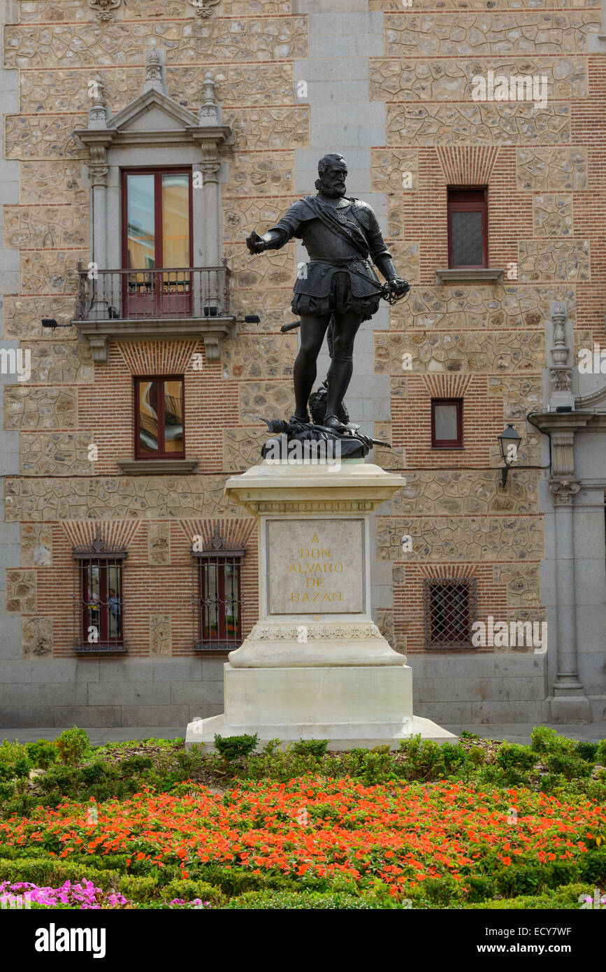 Plaza de la Villa con la statua di Don Alvaro de Bazan, Madrid, Spagna Foto Stock