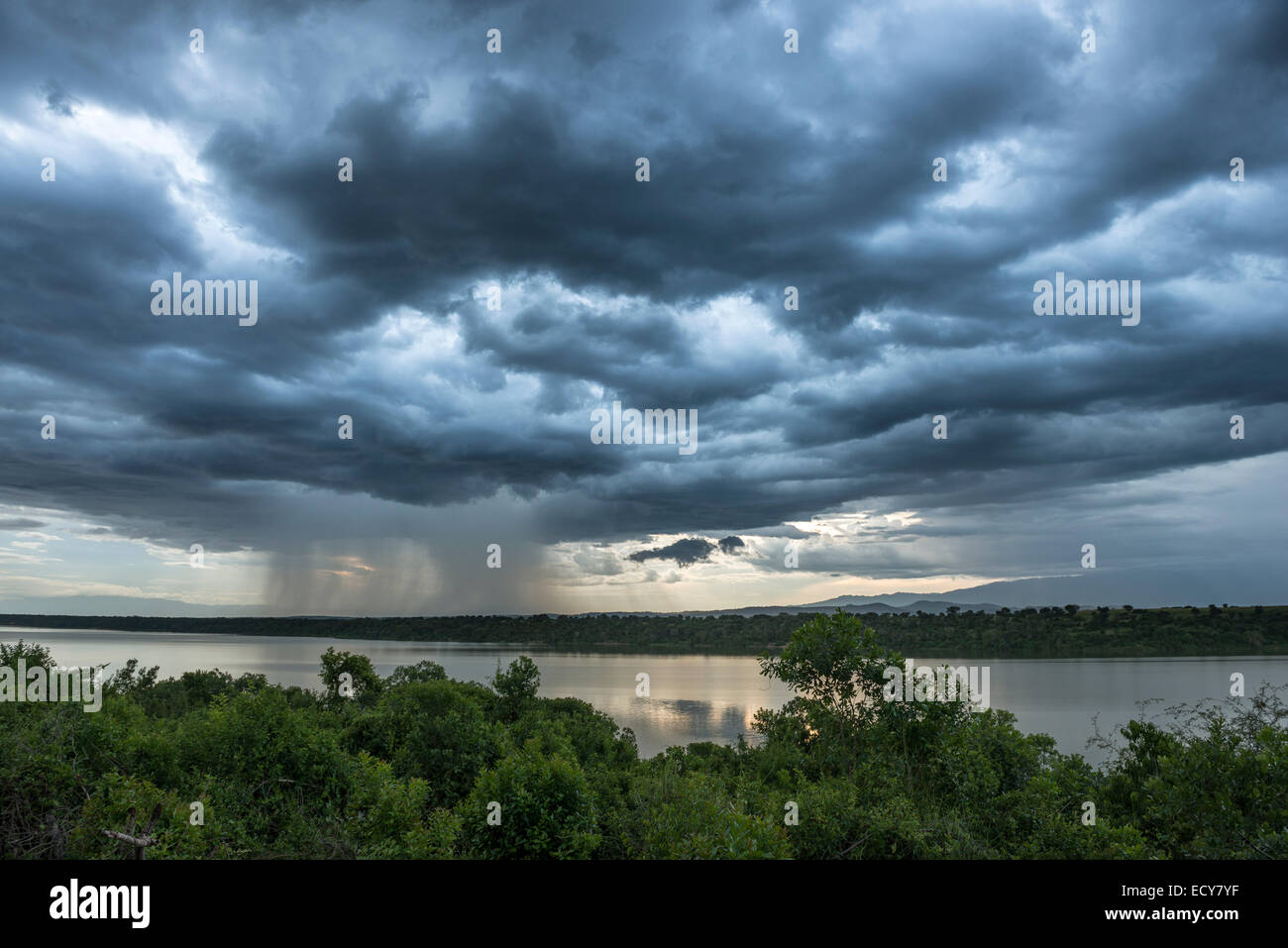 Tempesta oltre il canale Kazinga, Queen Elizabeth National Park, Uganda Foto Stock