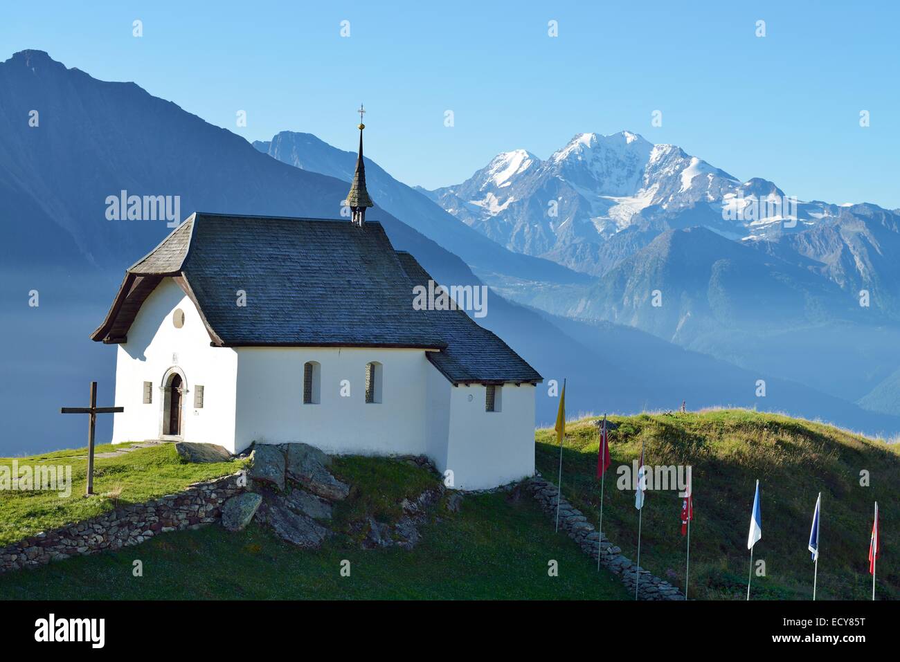 Vecchia chiesa di montagna nel villaggio di Bettmeralp, Canton Vallese, Svizzera Foto Stock