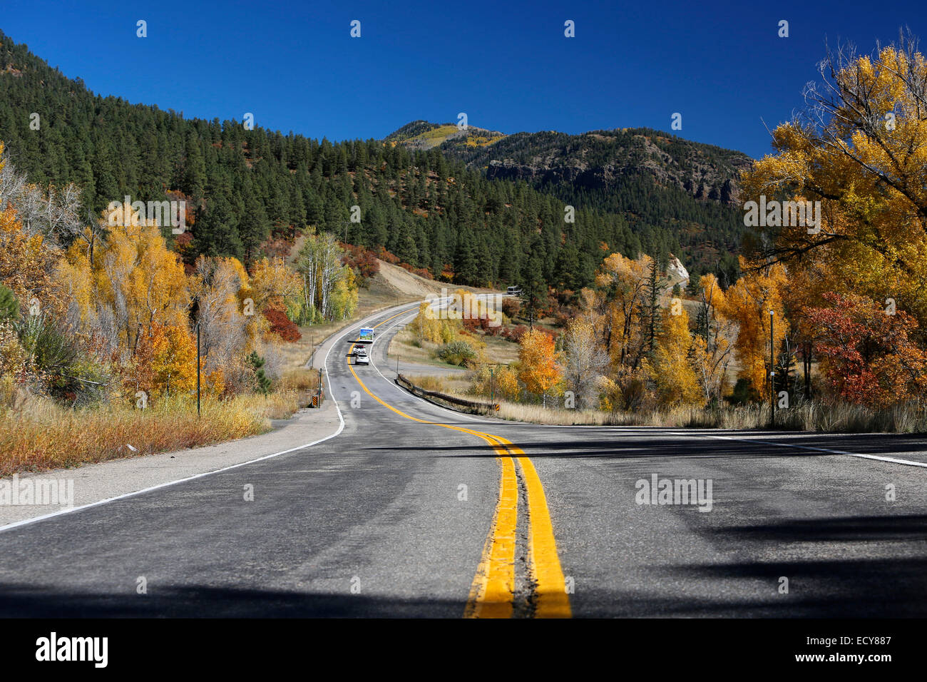 Paesaggio autunnale e la Highway 160, San Juan National Forest, Colorado, Stati Uniti Foto Stock