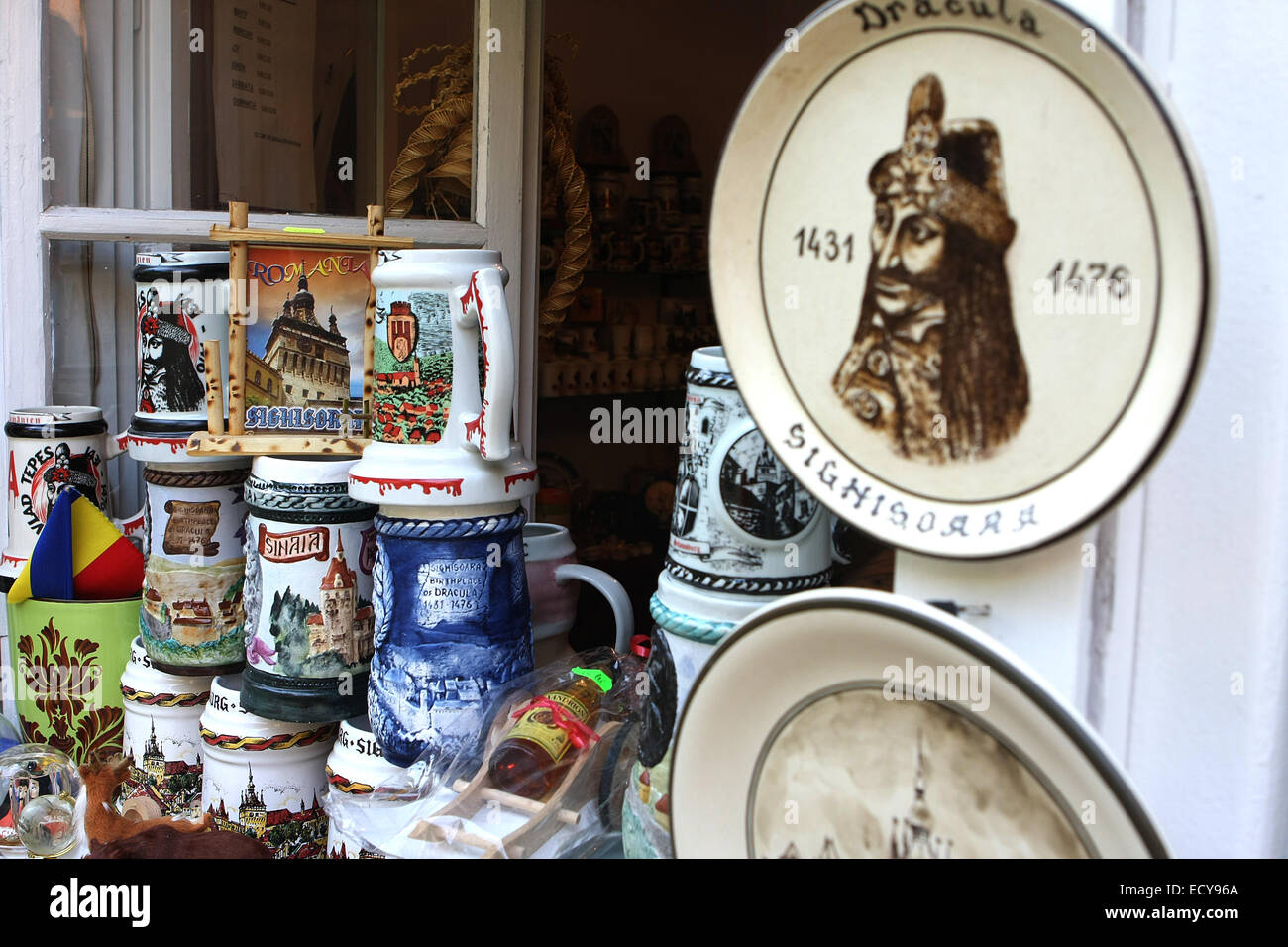 Negozio di souvenir e regali raffigurante Vlad Tepes Dracul III in Sighisoara,Romania,la sua città natale Foto Stock
