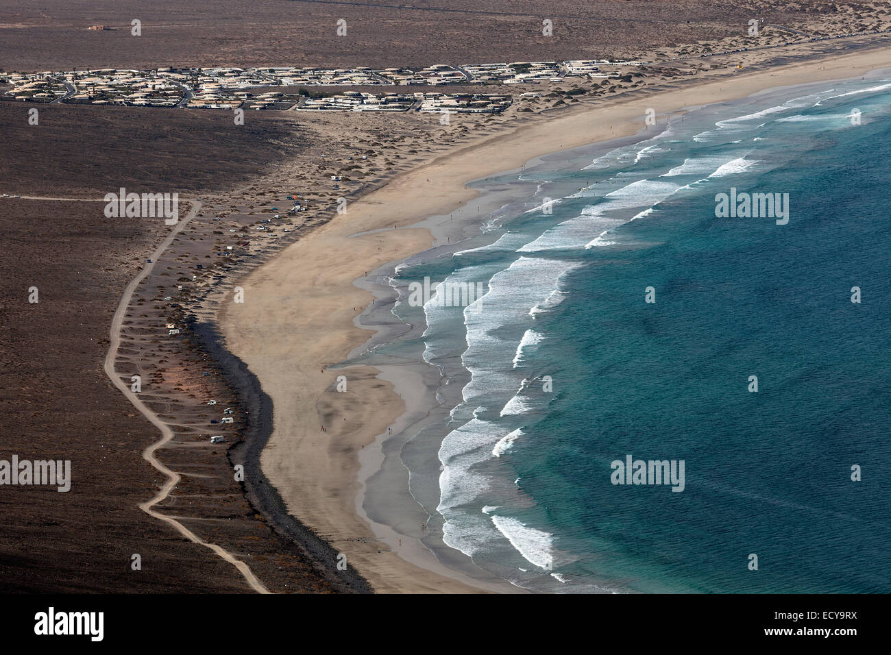 Vista dal Mirador del Bosquecillo, Risco de Famara, spiaggia di Famara a Playa de Famara, resort di Famara, Lanzarote, Isole Canarie Foto Stock