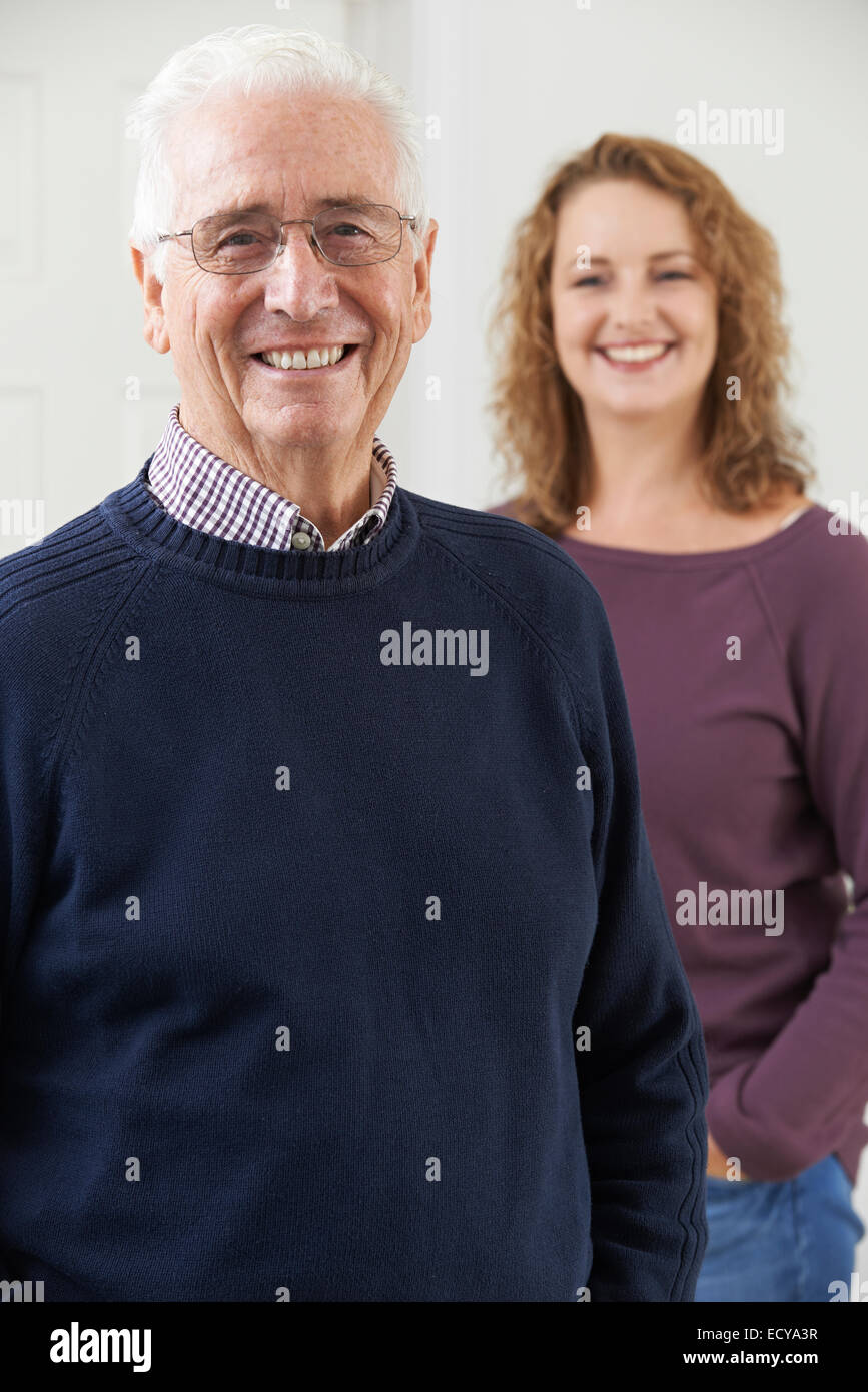 Ritratto di sorridente uomo Senior con la figlia adulta Foto Stock