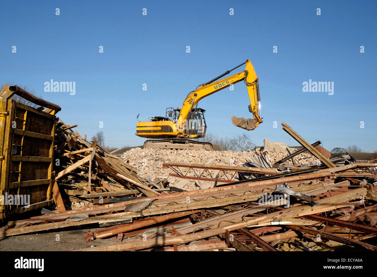 Impianto di pesanti macchinari rimozione di macerie da una casa demolita, Grantham, Lincolnshire, England, Regno Unito Foto Stock
