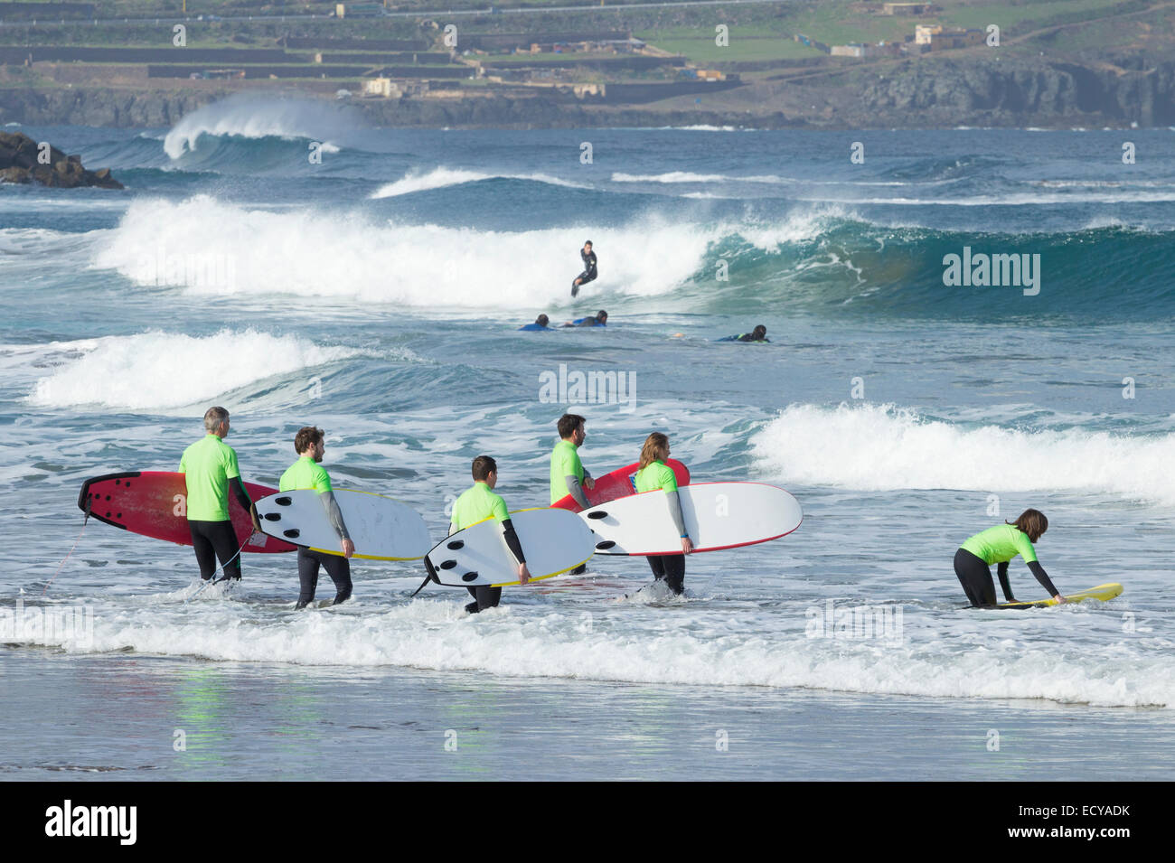 Las Palmas de Gran Canaria, Isole Canarie, Spagna. 22 dic 2014. Natale meteo: scuole di surf sono impegnati sulla spiaggia di Las Canteras a Las Palmas di Gran Canaria su un glorioso lunedì mattina nelle isole Canarie; un popolare inverno/Natale sun destinazione per molti provenienti dal Regno Unito. Credito: ALANDAWSONPHOTOGRAPHY/Alamy Live News Foto Stock