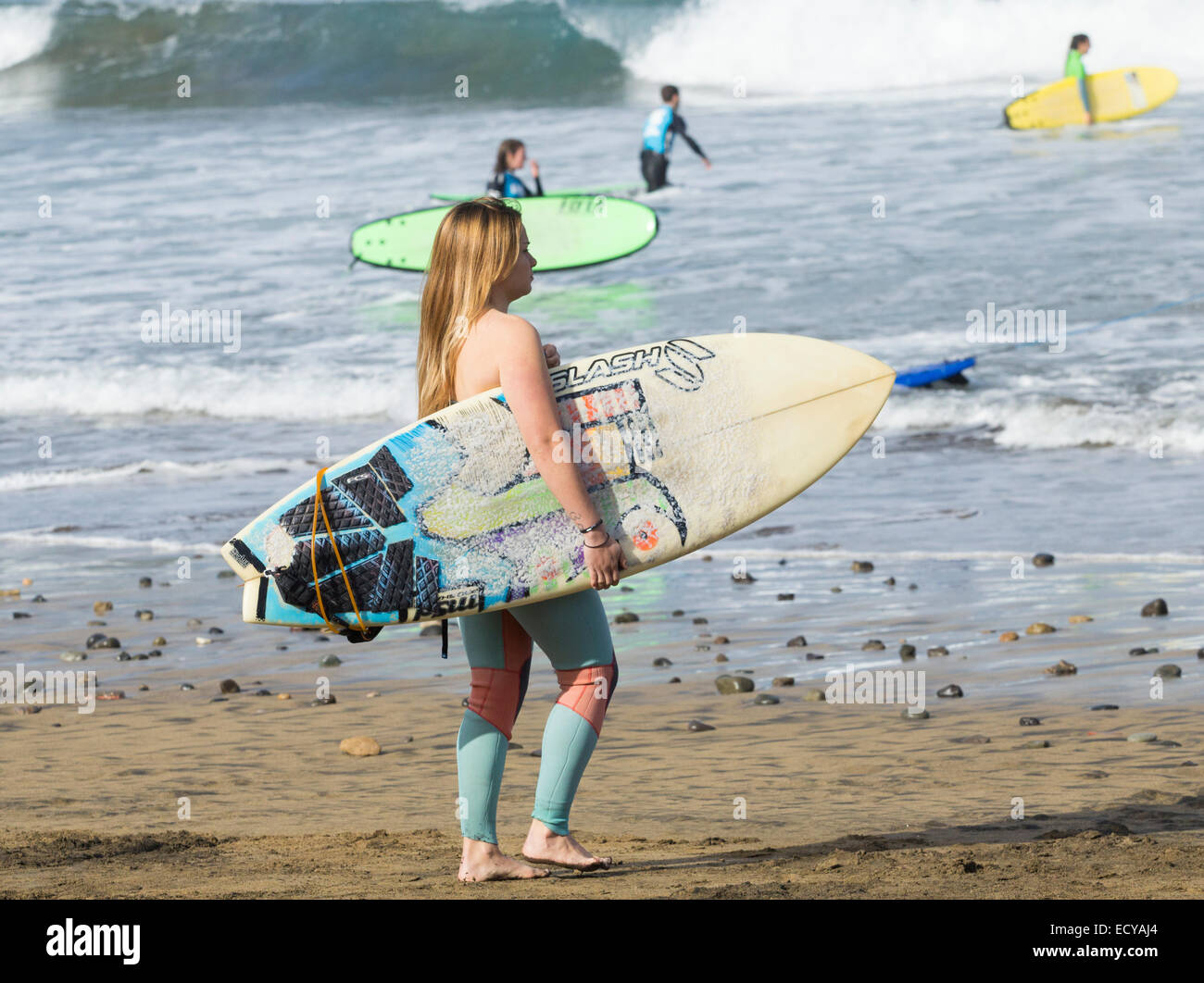 Las Palmas de Gran Canaria, Isole Canarie, Spagna. 22 dic 2014. Natale meteo: scuole di surf sono impegnati sulla spiaggia di Las Canteras a Las Palmas di Gran Canaria su un glorioso lunedì mattina nelle isole Canarie; un popolare inverno/Natale sun destinazione per molti provenienti dal Regno Unito. Credito: ALANDAWSONPHOTOGRAPHY/Alamy Live News Foto Stock