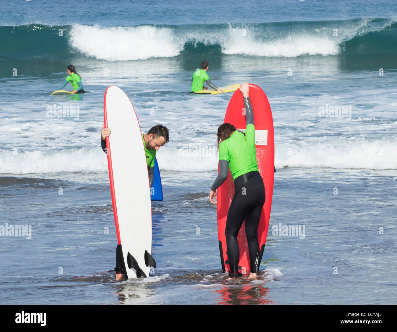 Las Palmas de Gran Canaria, Isole Canarie, Spagna. 22 dic 2014. Natale meteo: scuole di surf sono impegnati sulla spiaggia di Las Canteras a Las Palmas di Gran Canaria su un glorioso lunedì mattina nelle isole Canarie; un popolare inverno/Natale sun destinazione per molti provenienti dal Regno Unito. Credito: ALANDAWSONPHOTOGRAPHY/Alamy Live News Foto Stock