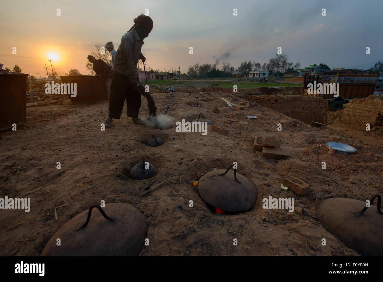 I lavoratori di una fabbrica di mattoni, Mahendranagar, Nepal Foto Stock