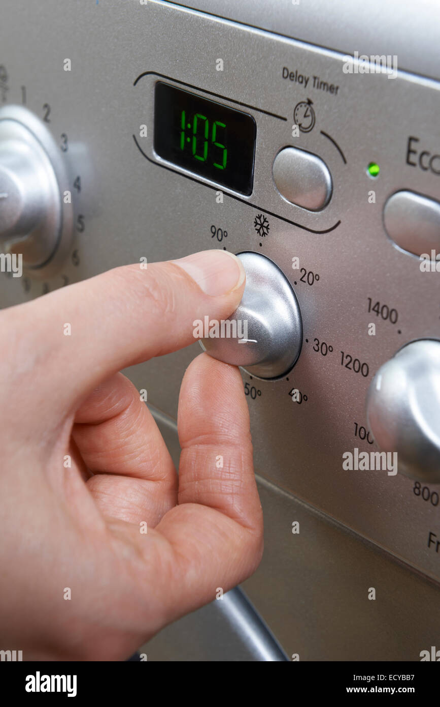 Donna Selezione di temperatura dello scambiatore di calore sulla macchina di lavaggio per salvare energetica > Foto Stock