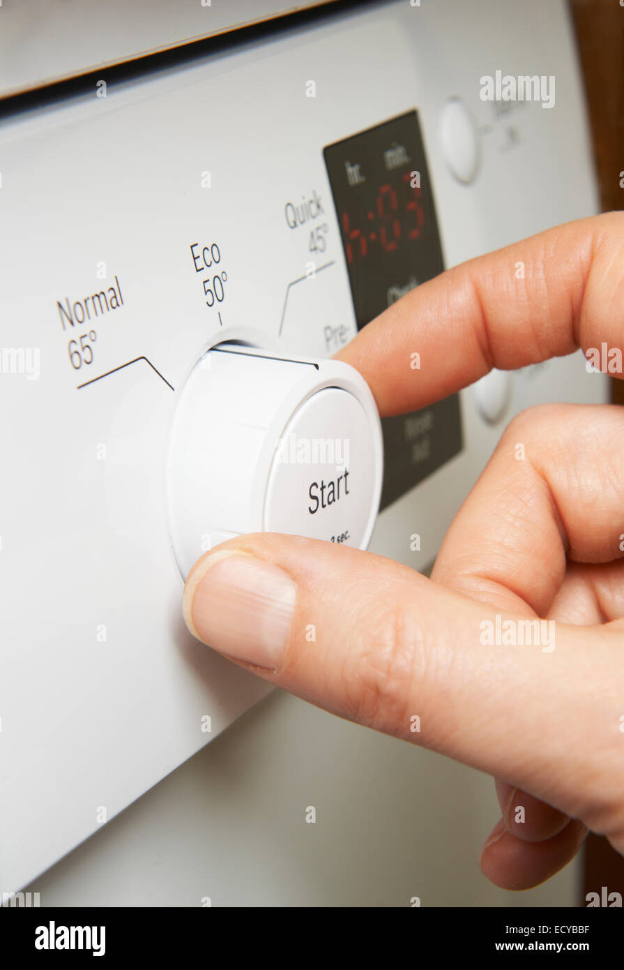 Close up donna economia selezione programma in lavastoviglie Foto Stock