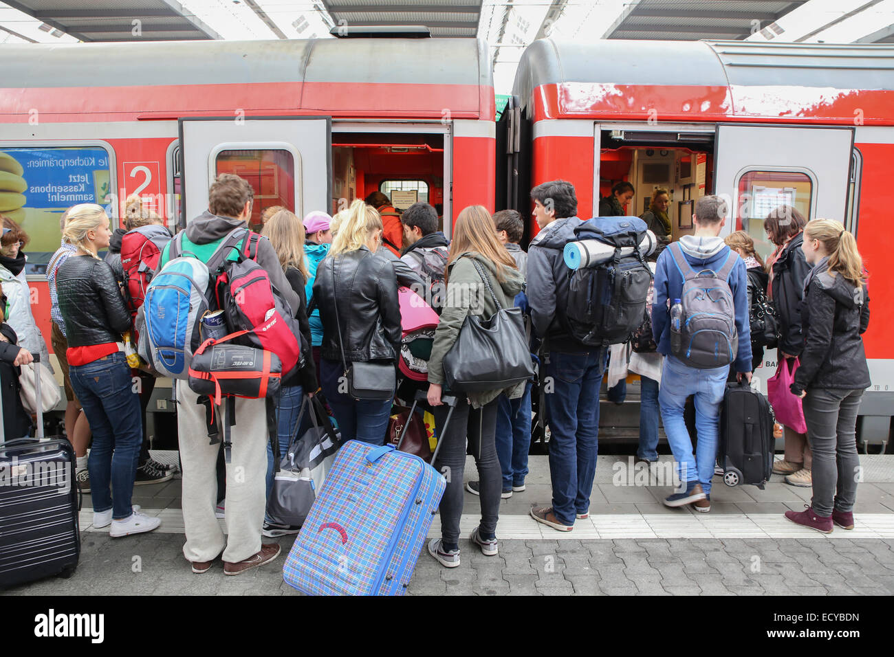 Viaggiare in treno Europa popolo tedesco vacanze bagagli zaino Foto Stock
