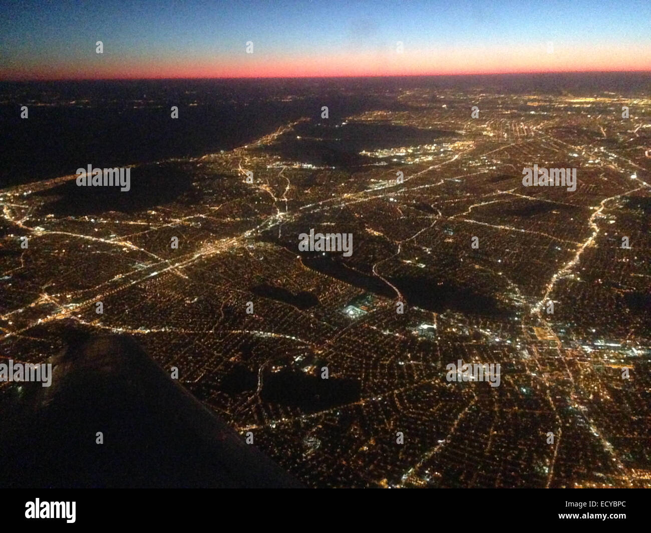 Vista aerea del paesaggio urbano Chicago illuminata di notte, Illinois, Stati Uniti - Immagine stock catturata con smartphone
