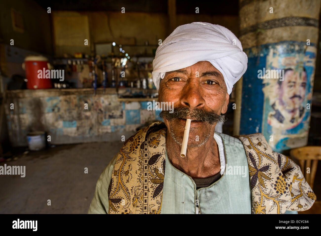 Uomo in una tradizionale locanda del fumo shisha, Egitto Foto Stock