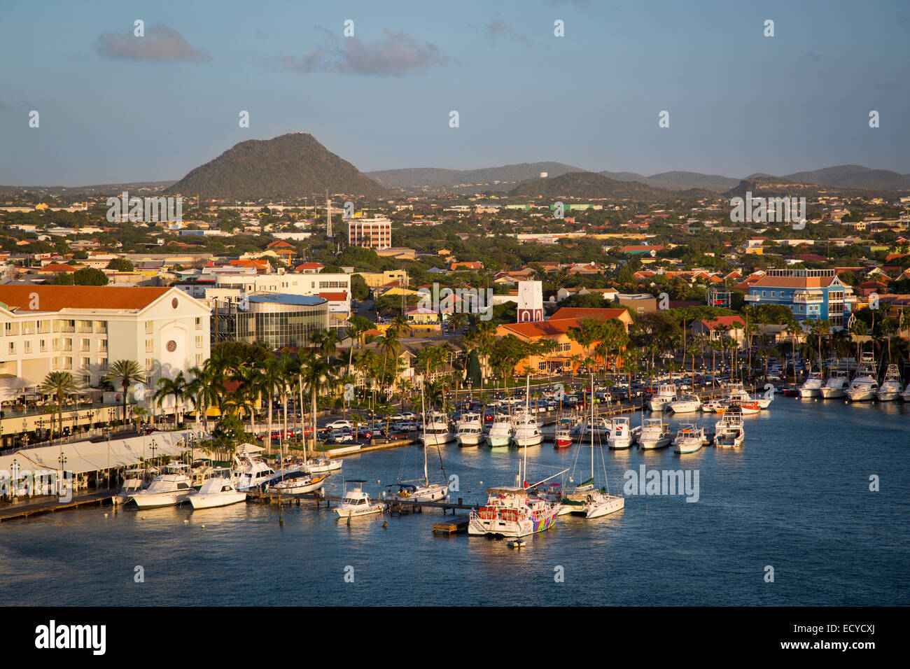 Le barche nel porto turistico di Oranjestad, Aruba, Antille Foto Stock
