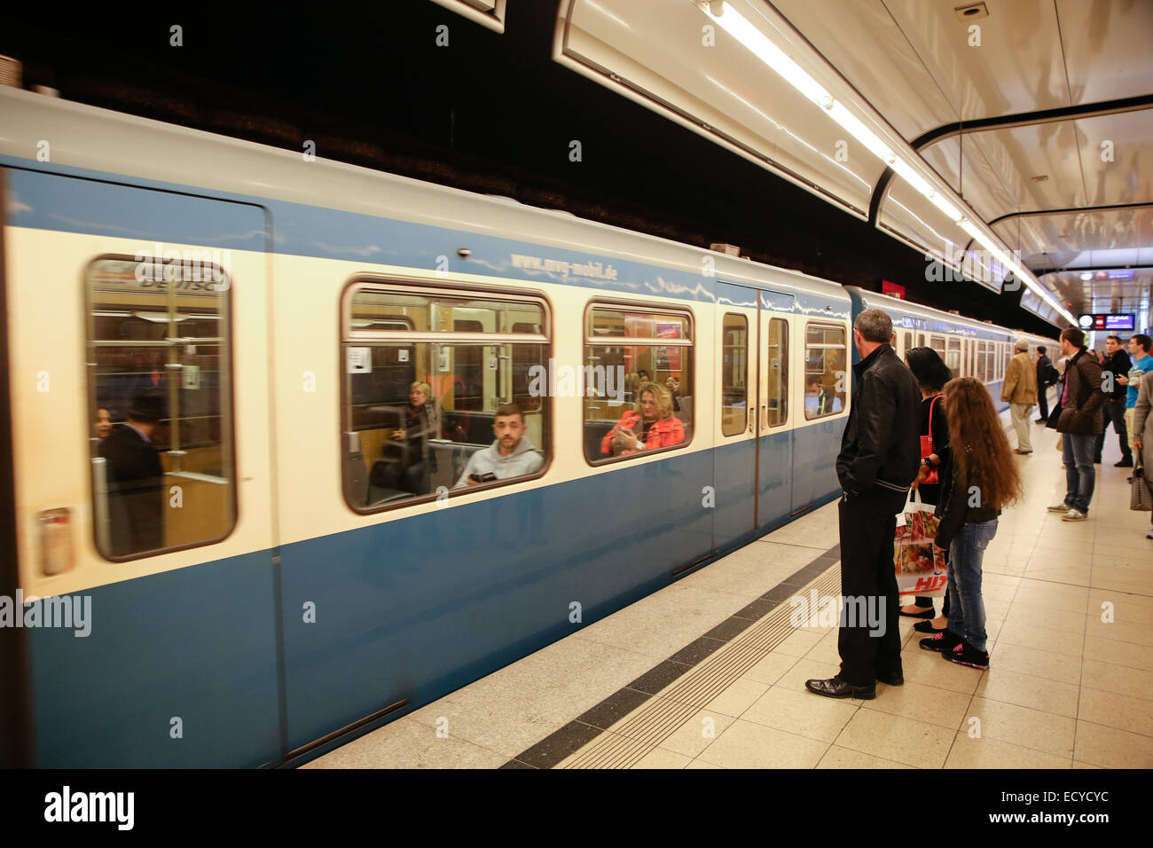 La gente in attesa all'interno del treno stazione della metropolitana platform Foto Stock