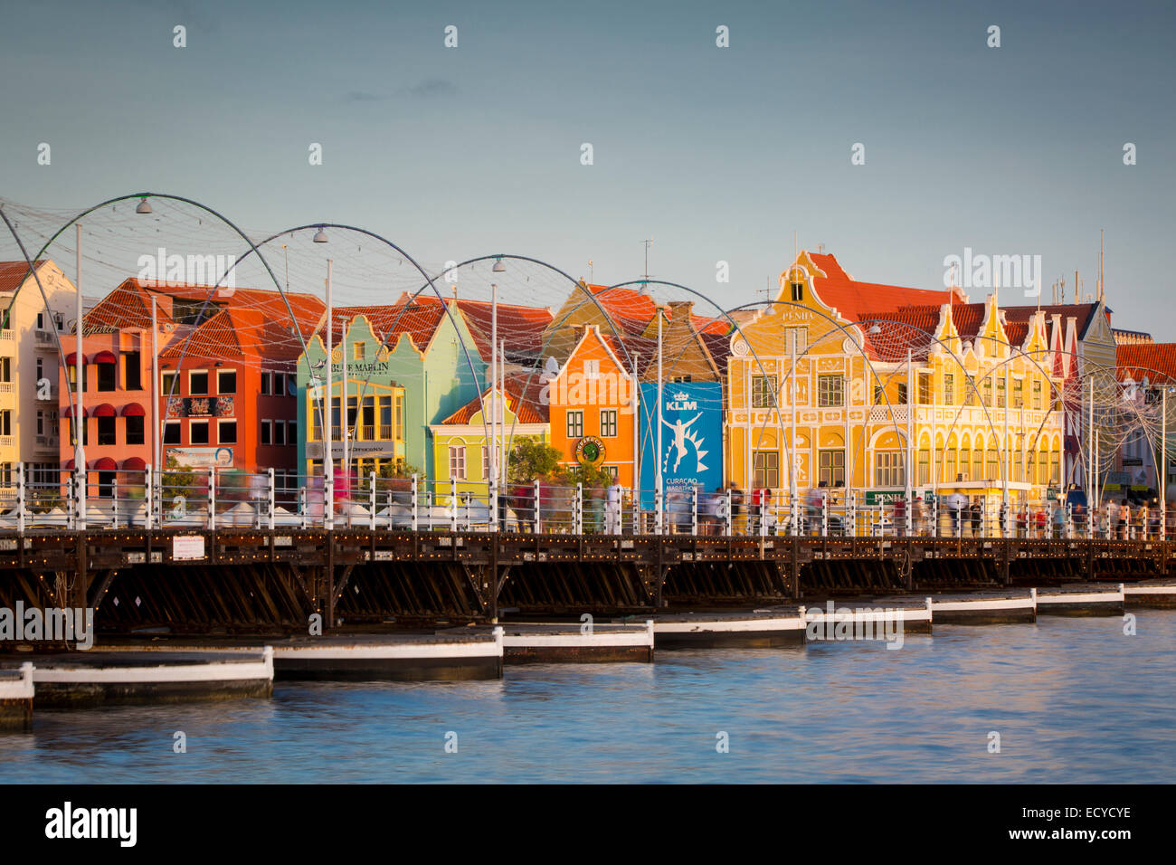 Colorata architettura olandese linee il wharf a Willemstad, Curacao, Paesi Bassi Antille Foto Stock