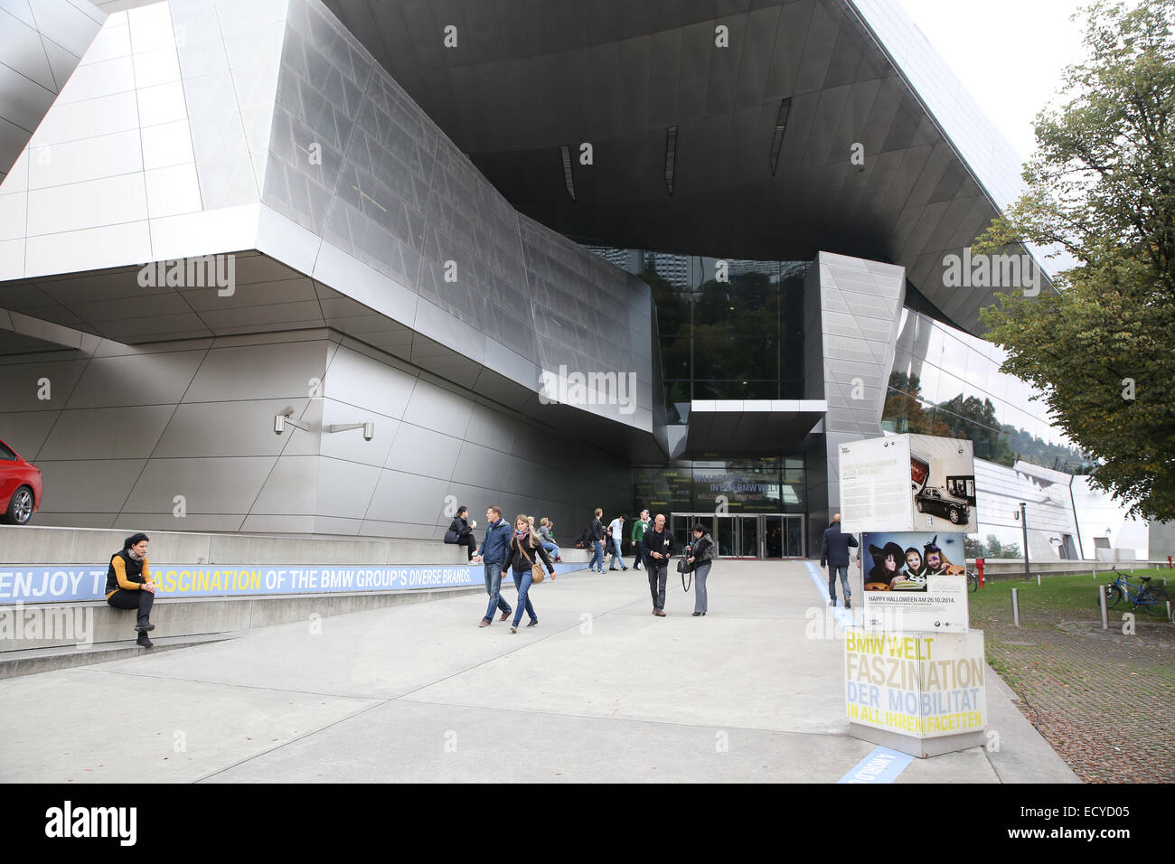 La BMW Monaco di Baviera World ingresso persone al di fuori della Germania " BMW Welt' esterno Foto Stock