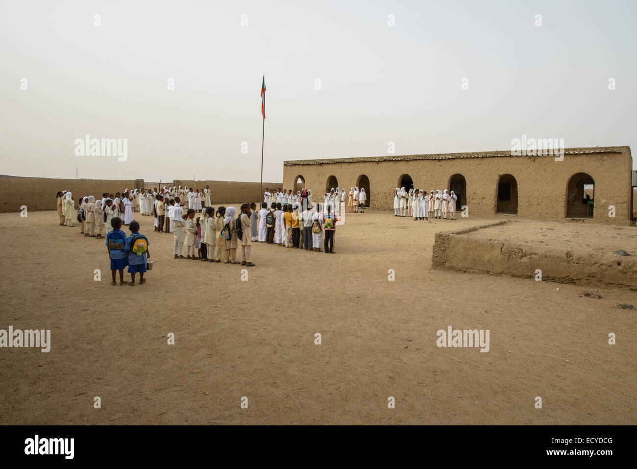 I bambini di una scuola nel deserto del Sahara, Sudan Foto Stock