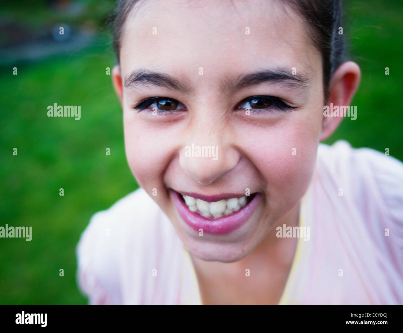 Close up di razza mista ragazza ridere Foto Stock