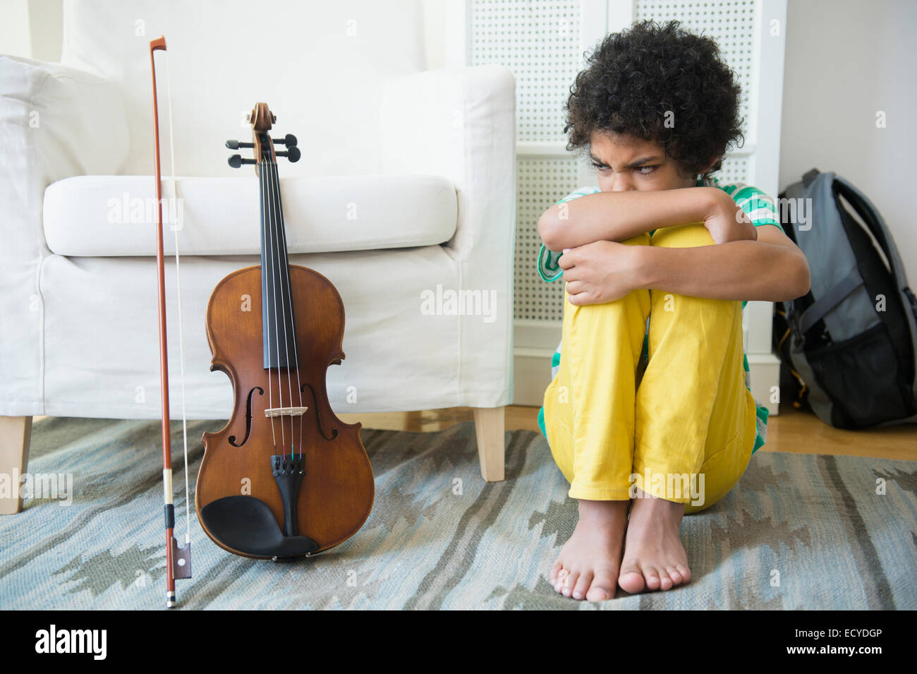 Arrabbiato razza mista boy rifiutando la pratica del violino Foto Stock
