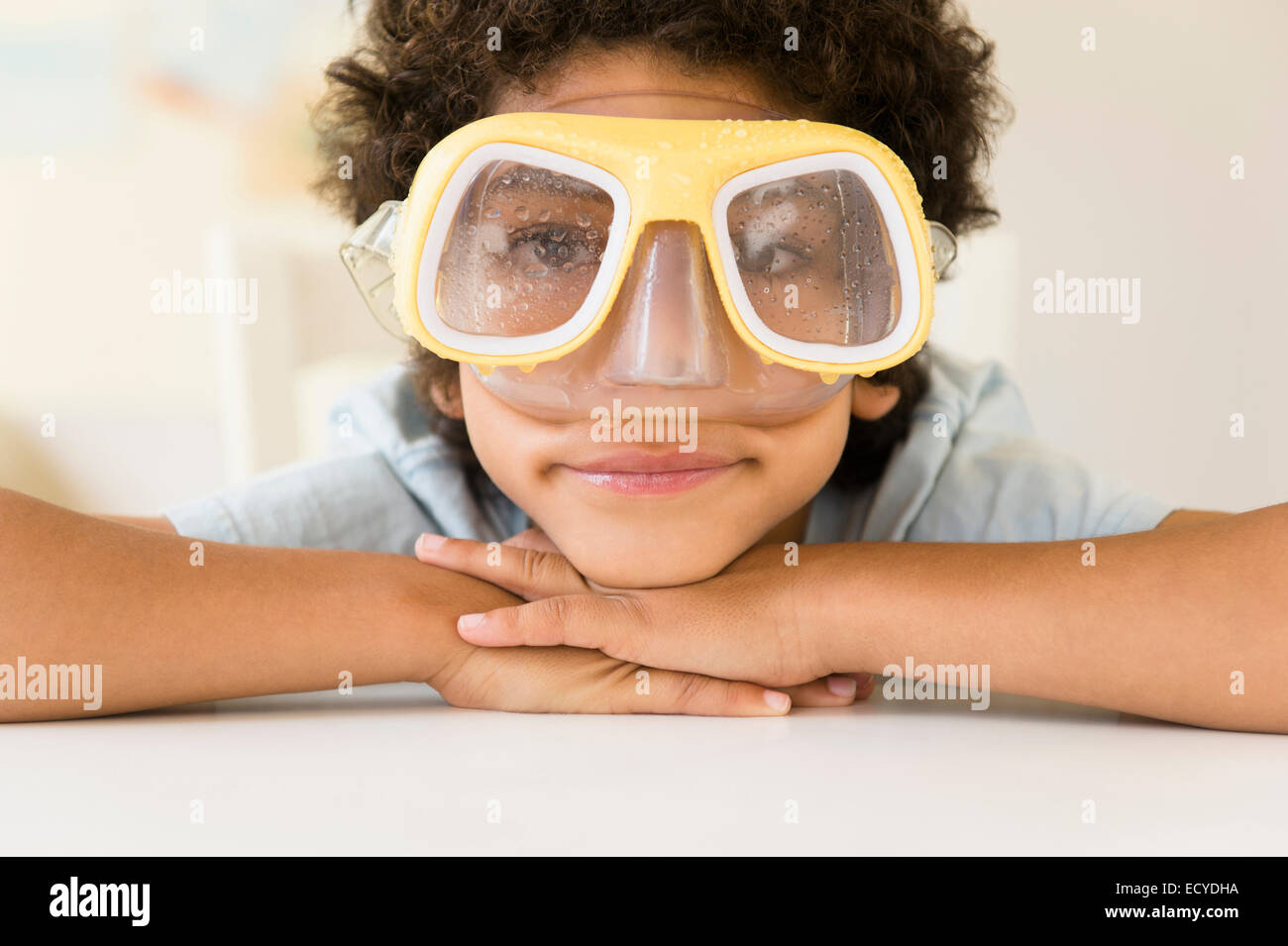 Razza mista ragazzo indossa bagnato maschera snorkel Foto Stock