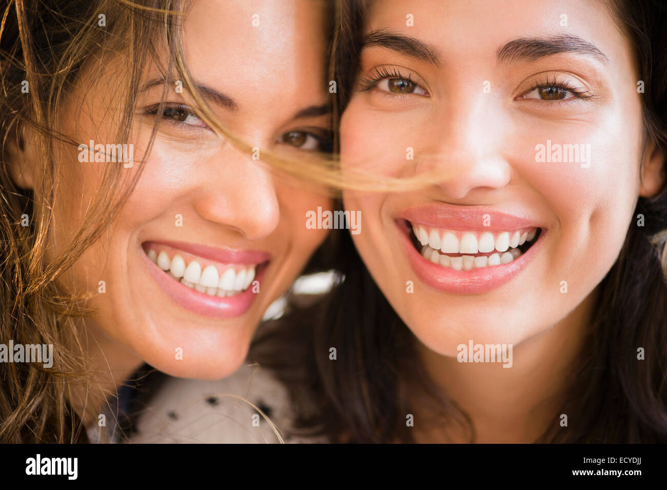 Donne ispaniche sorridente Foto Stock